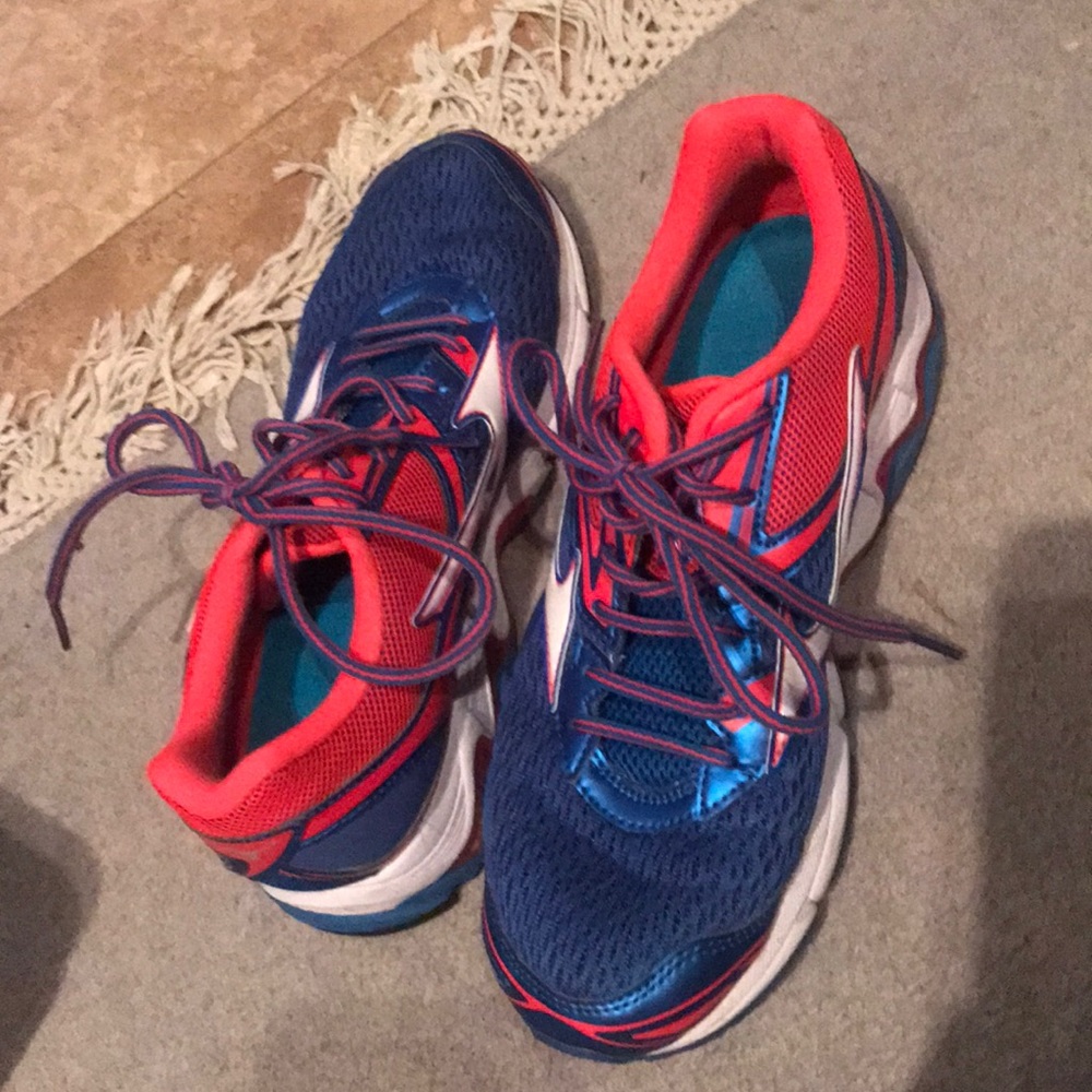 Mizzuno tennis shoes size 9